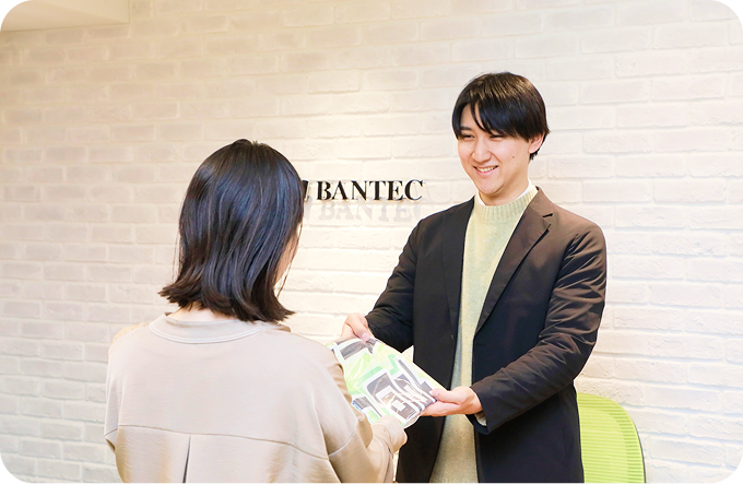 支払いと商品受け取りの様子